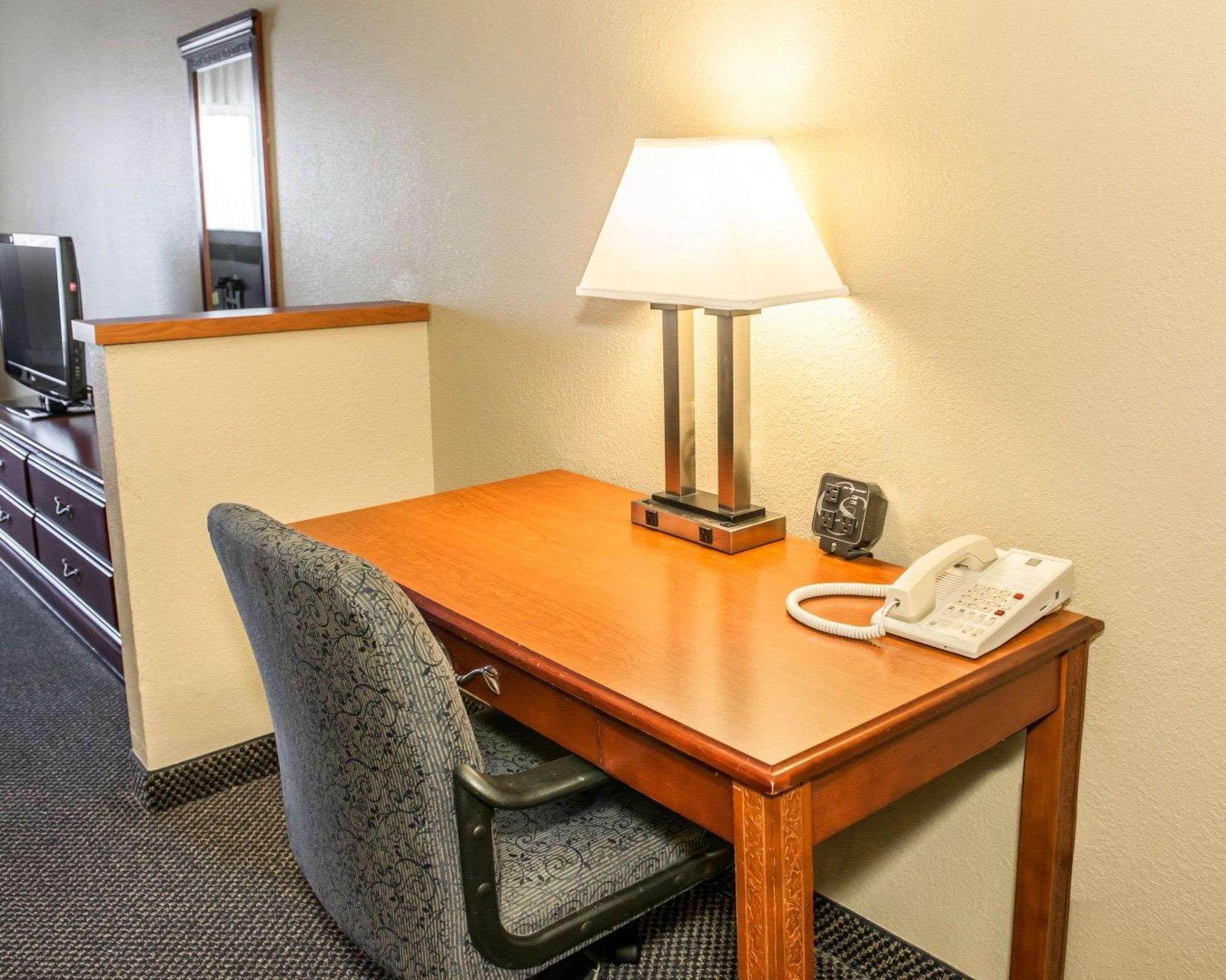 Comfort Suites Auburn Near I-69 מראה חיצוני תמונה