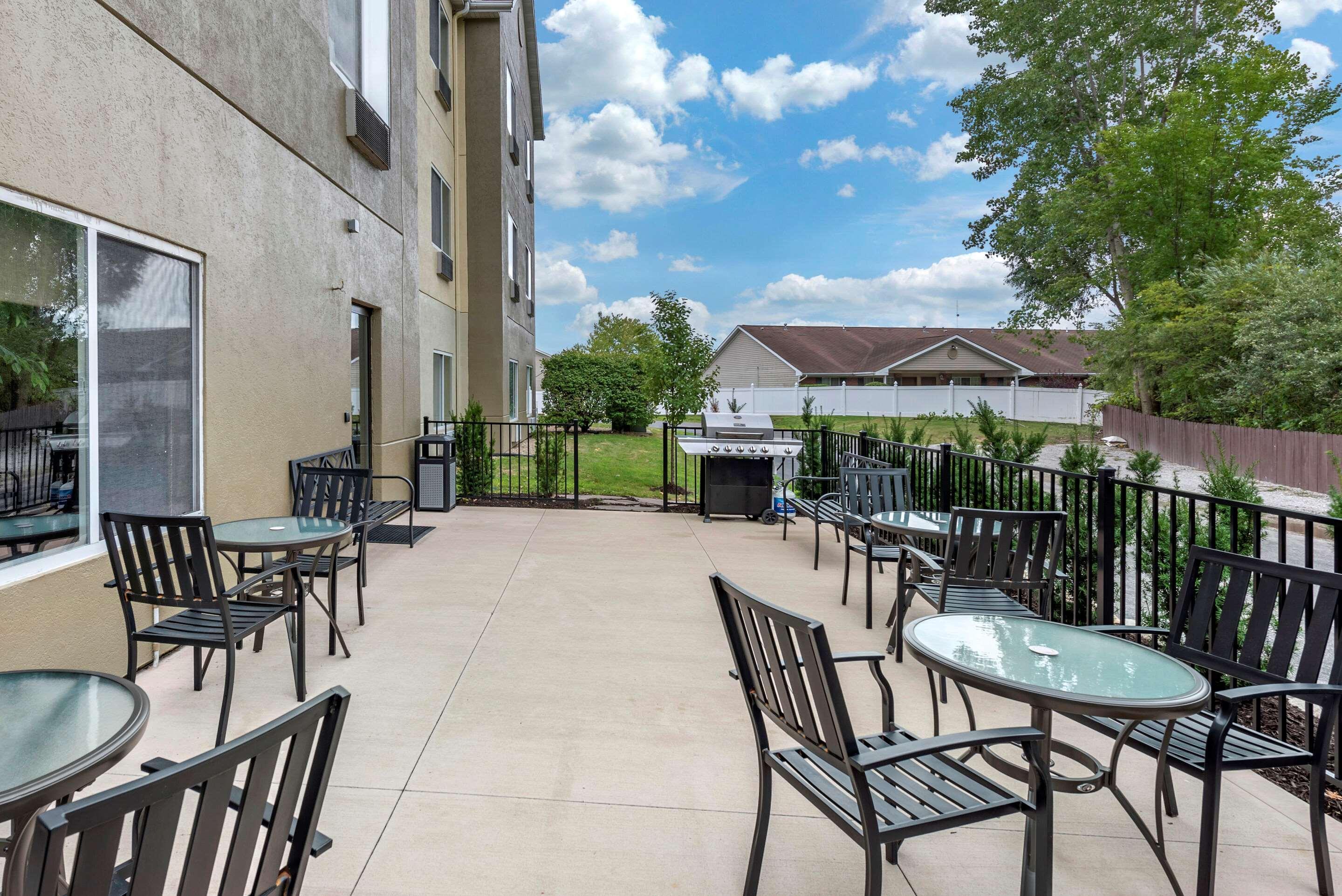 Comfort Suites Auburn Near I-69 מראה חיצוני תמונה