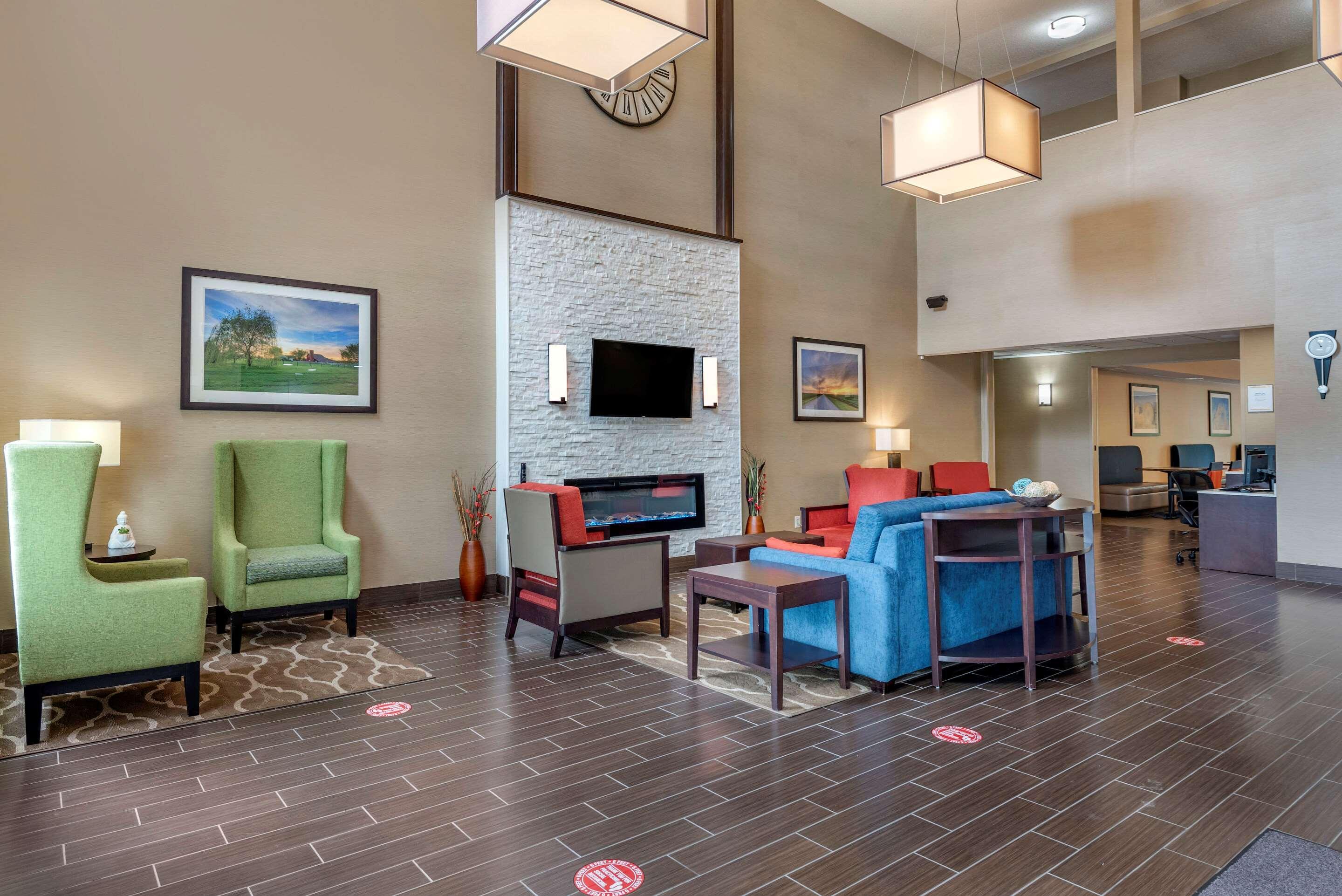 Comfort Suites Auburn Near I-69 מראה חיצוני תמונה